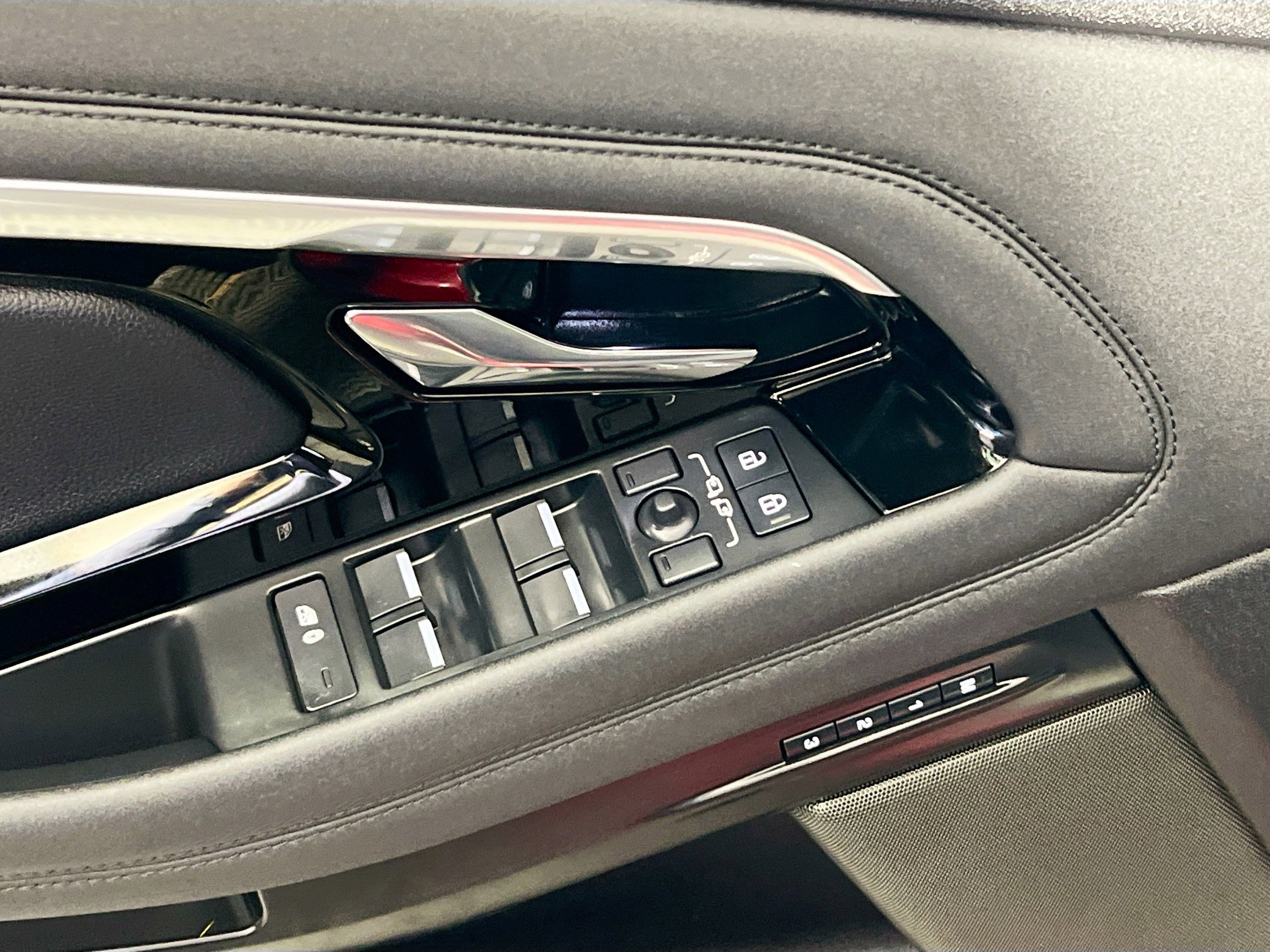 Used 2023 Land Rover Range Rover Evoque R-Dynamic SE image 16