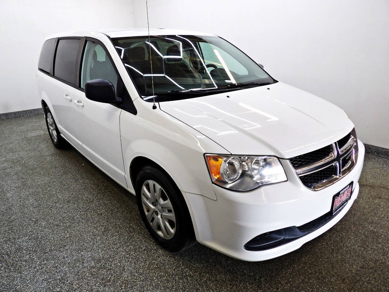 Used 2018 Dodge Grand Caravan SE w/ UConnect Hands-Free Group FWD image 3