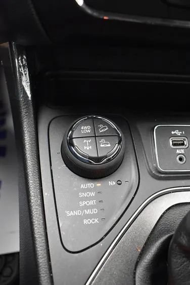 Used 2022 Jeep Cherokee Trailhawk w/ Technology Group B AWD/4WD image 35