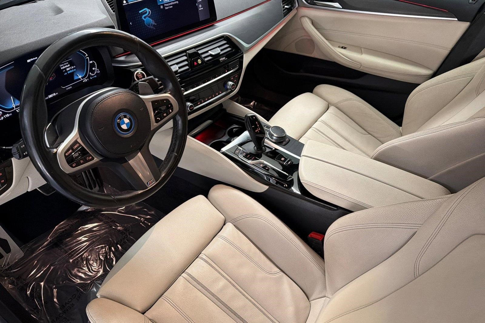 Used 2023 BMW 530e w/ M Sport Package image 4