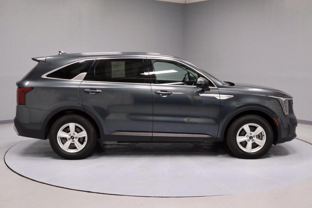 Used 2025 Kia Sorento LX FWD image 5
