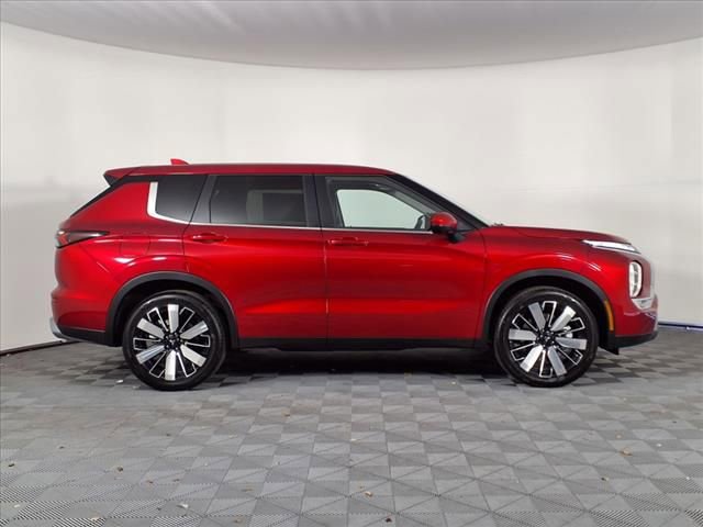 Used 2025 Mitsubishi Outlander SE image 27