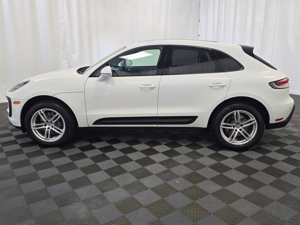 Certified 2024 Porsche Macan image 2