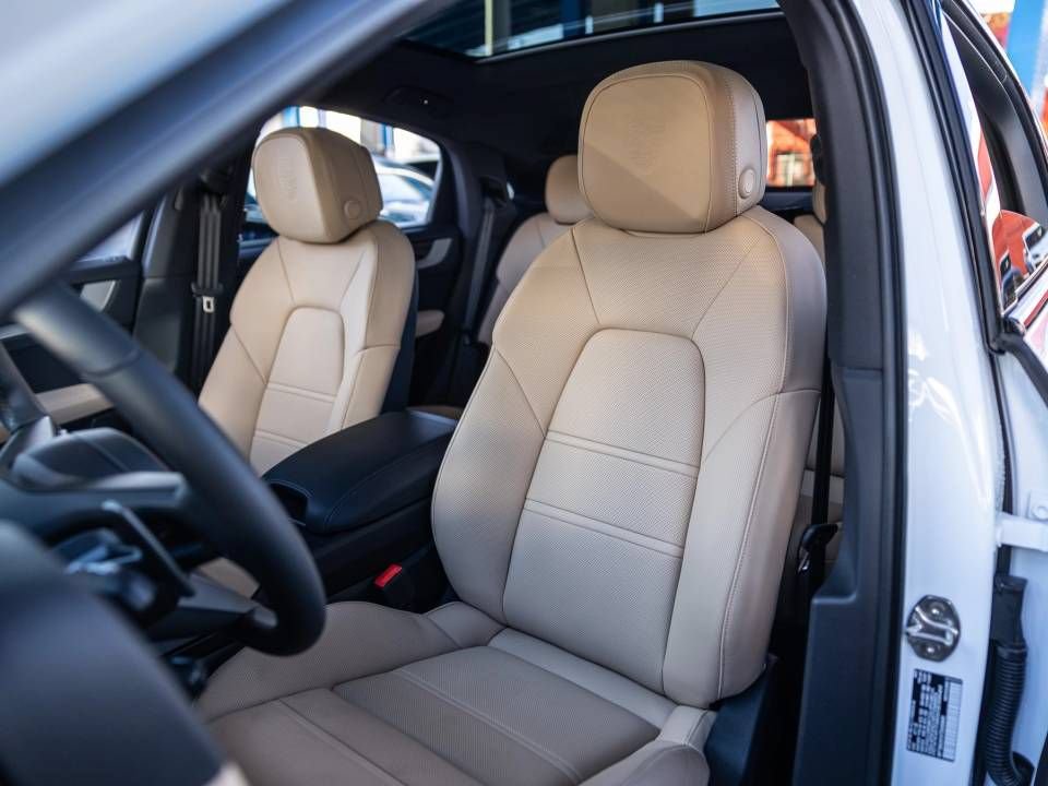 Certified 2026 Porsche Cayenne Coupe AWD/4WD image 5