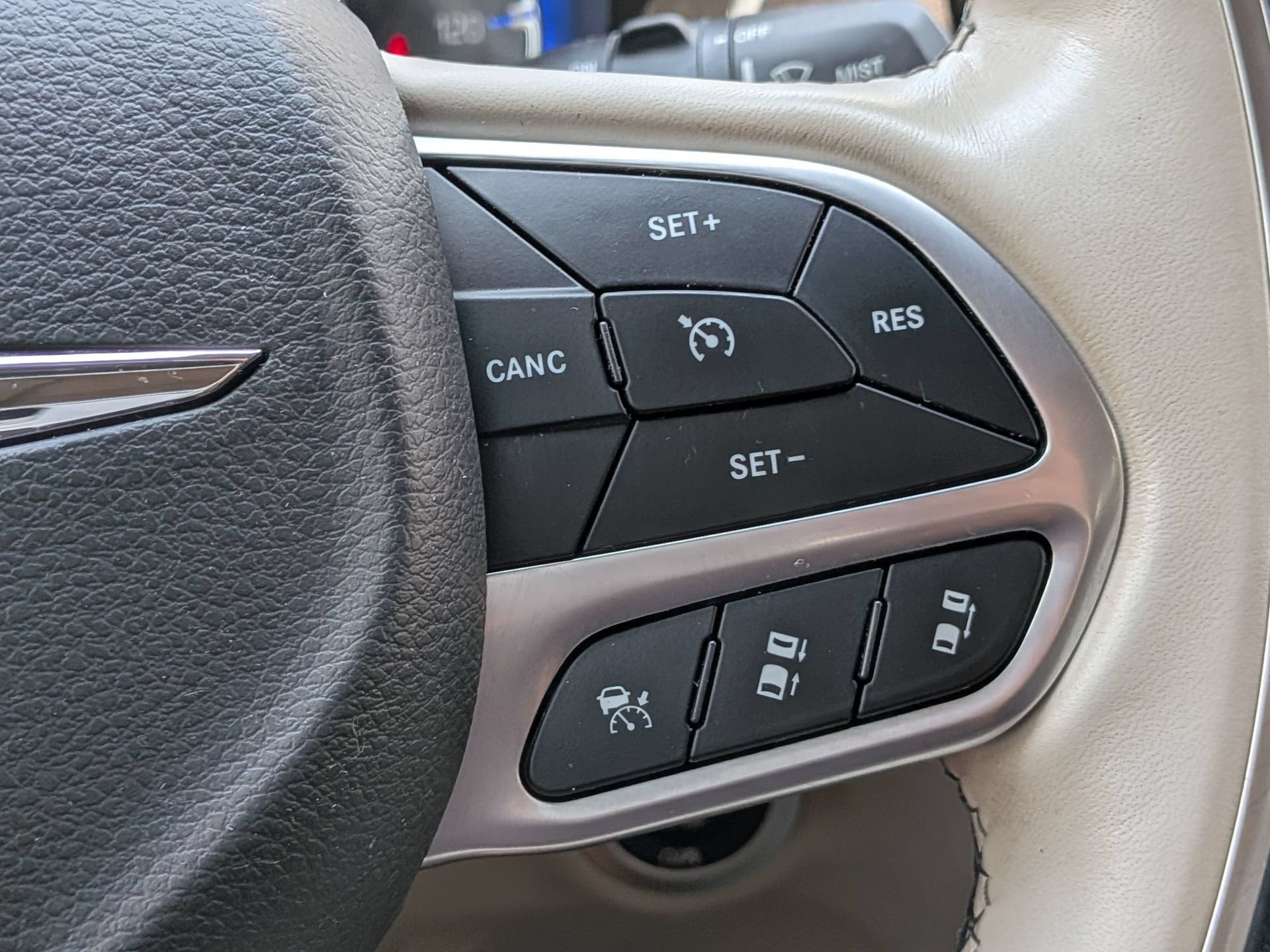 Used 2020 Chrysler Pacifica Limited w/ Tire & Wheel Group FWD image 33