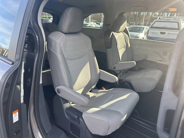 Used 2024 Toyota Sienna LE image 19