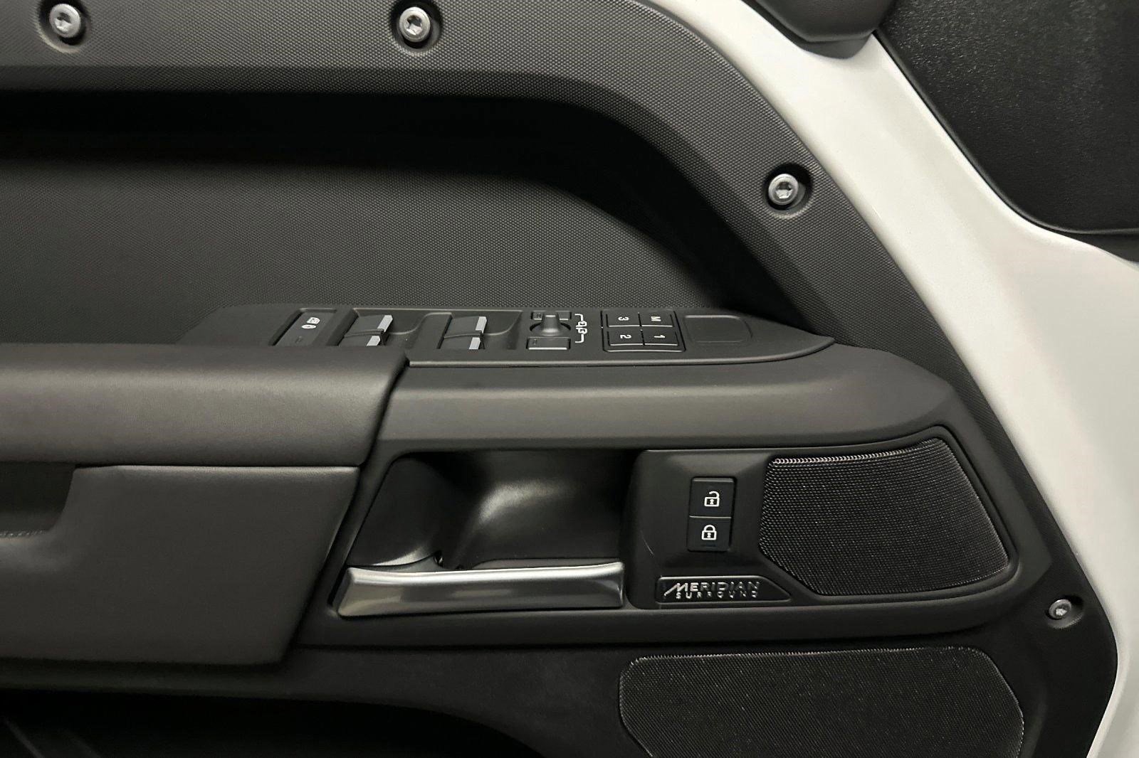 New 2025 Land Rover Defender 130 X-Dynamic SE image 13