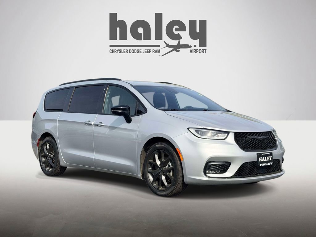 Used 2024 Chrysler Pacifica Limited w/ S Appearance Package image 1