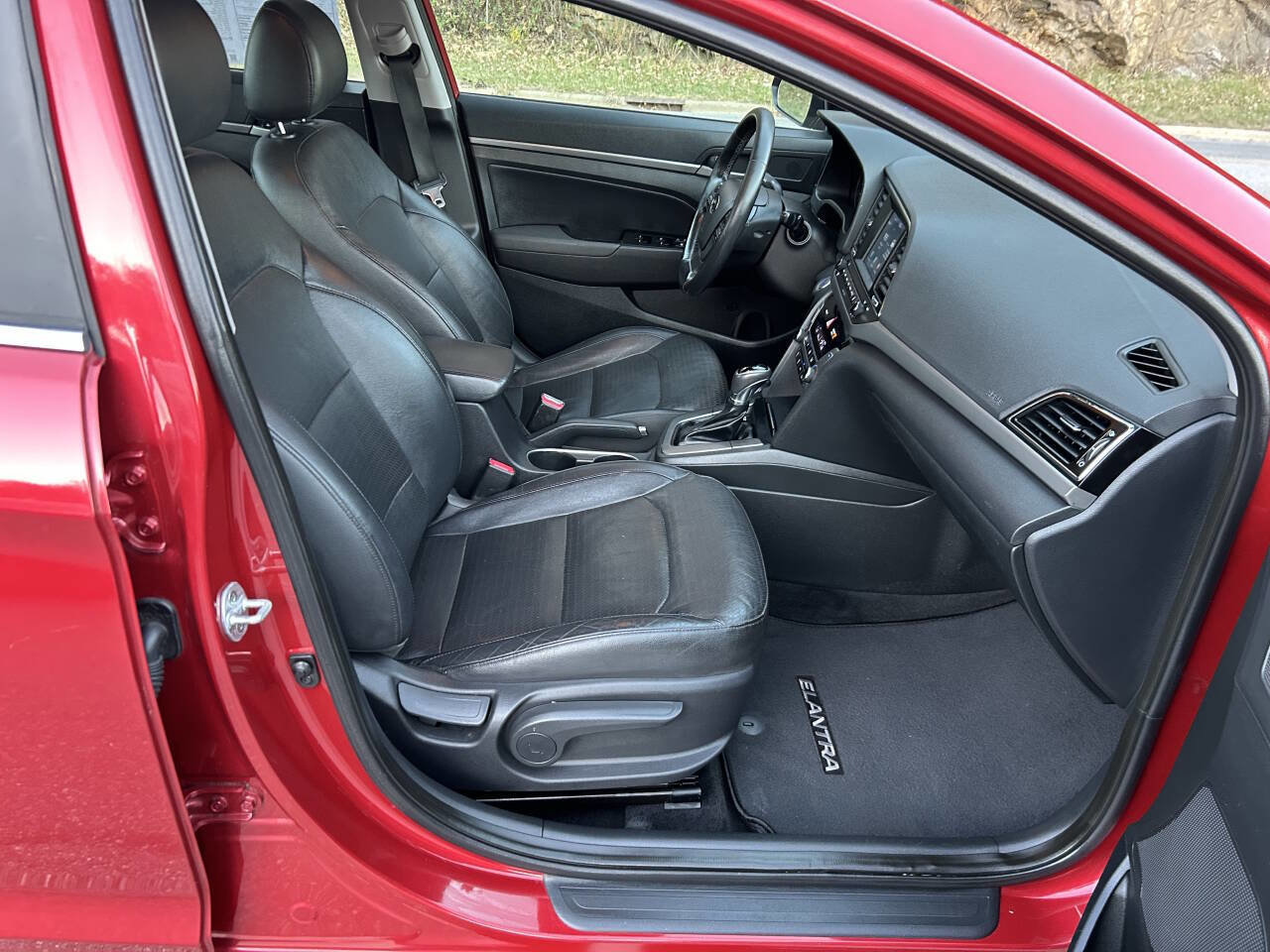 Used 2017 Hyundai Elantra Limited image 22