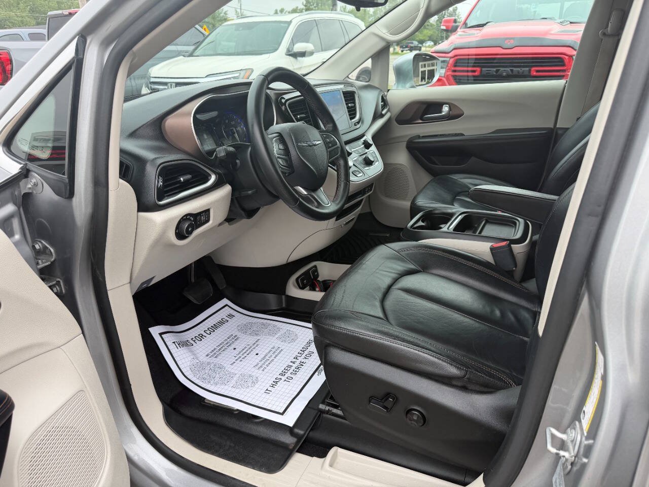 Used 2017 Chrysler Pacifica Touring-L FWD image 9