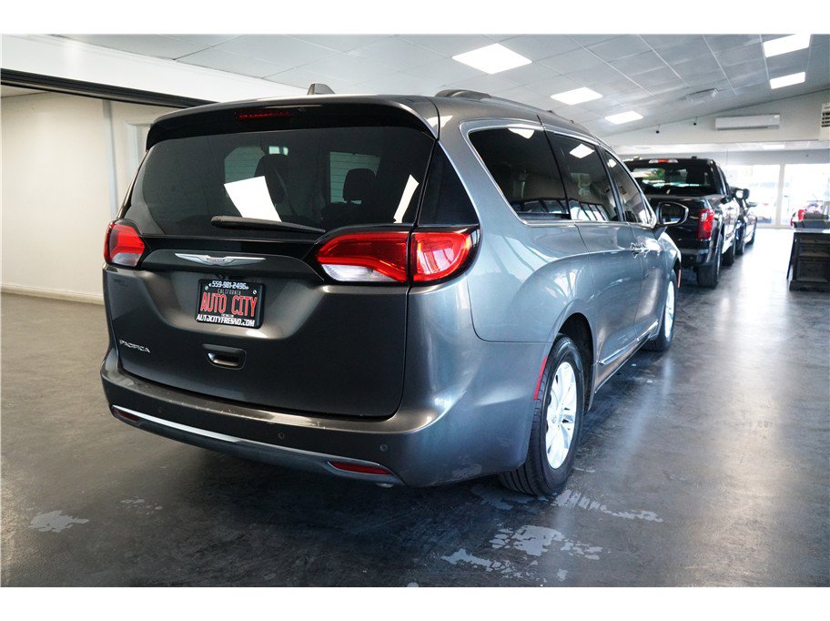 Used 2017 Chrysler Pacifica Touring-L image 7