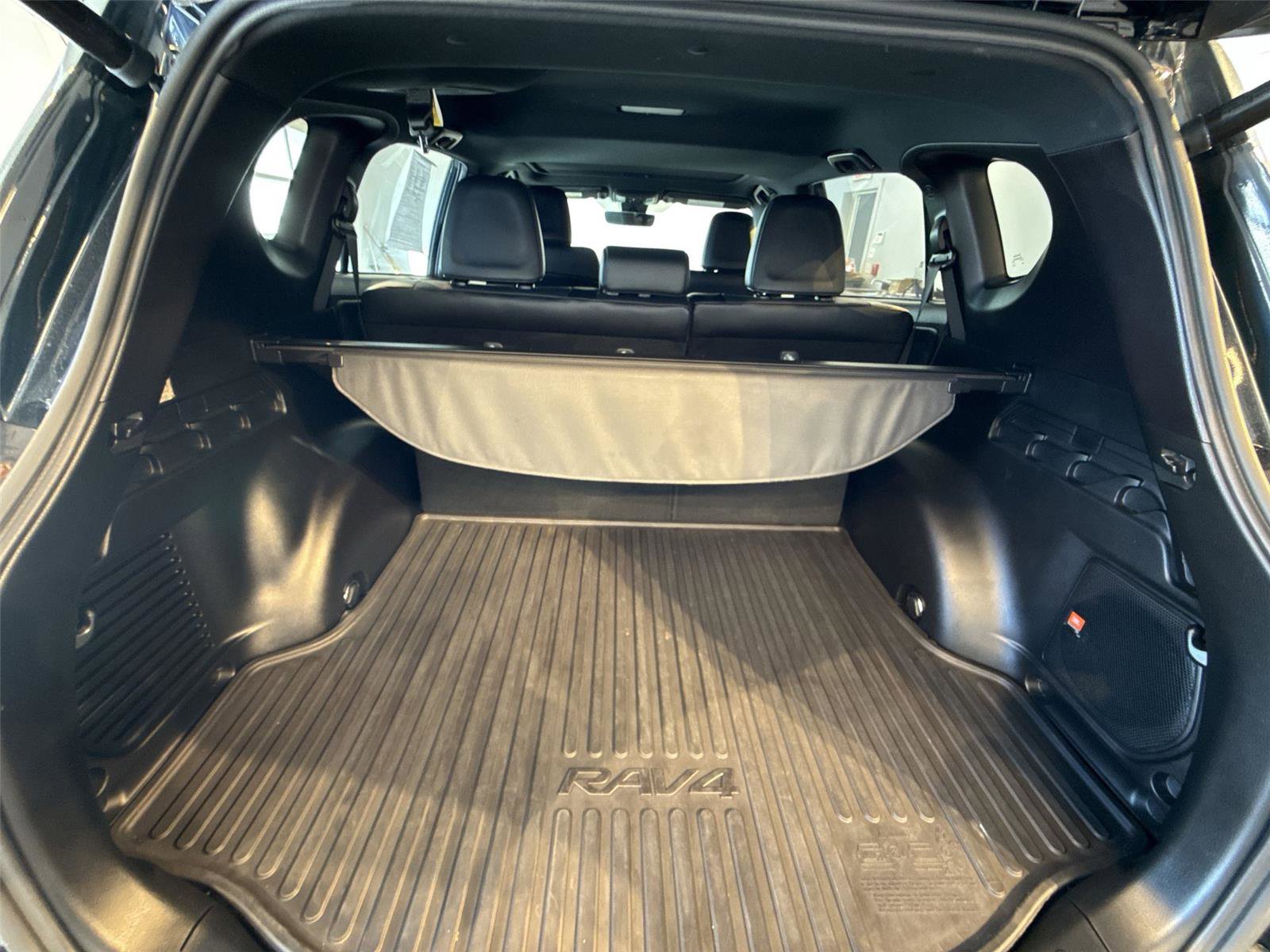 Used 2018 Toyota RAV4 SE w/ Advanced Technology Package image 20