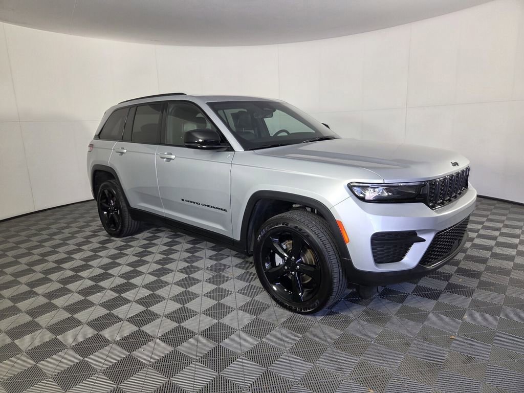 Certified 2025 Jeep Grand Cherokee Altitude image 2