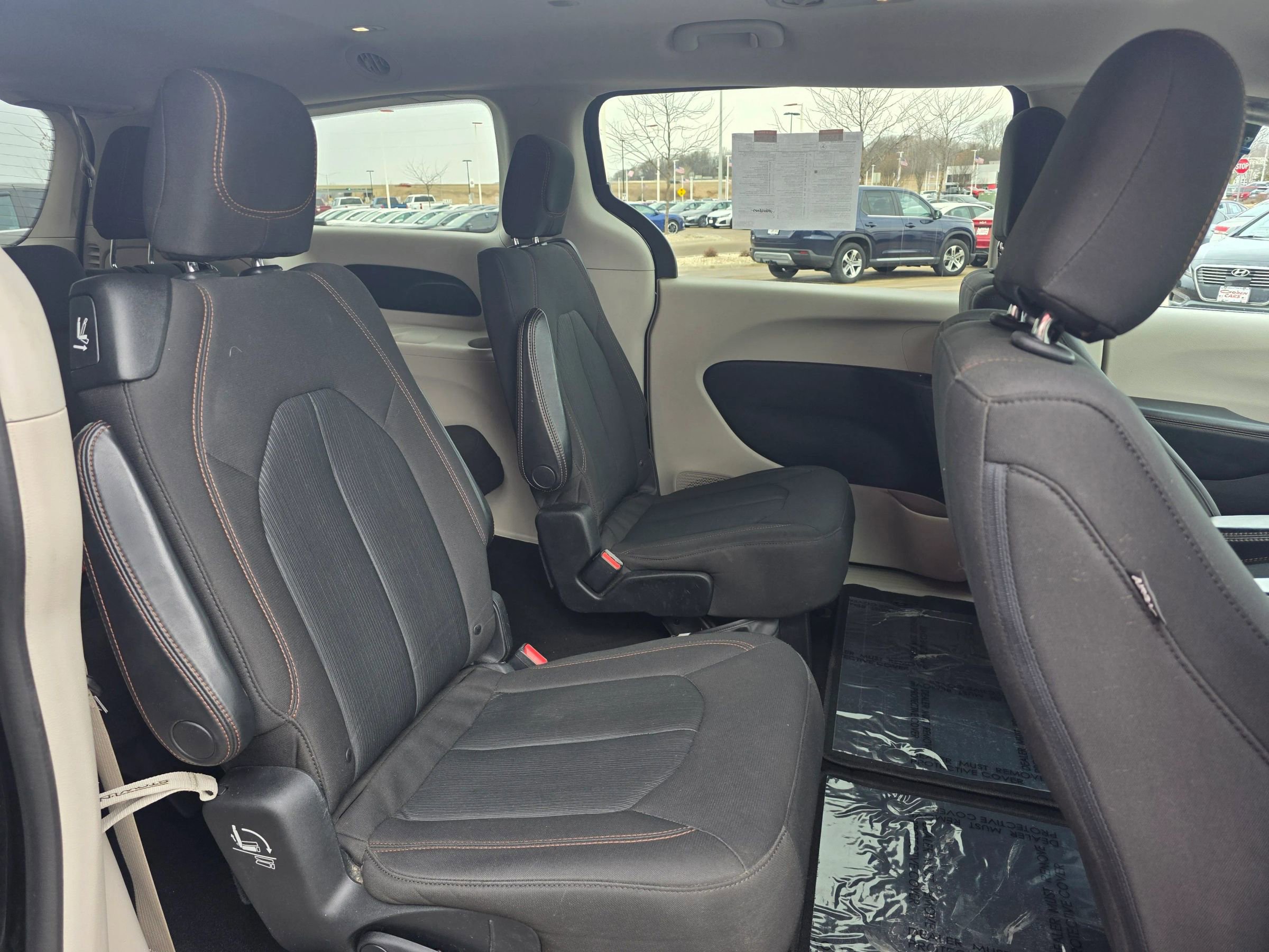 Used 2017 Chrysler Pacifica Touring image 8