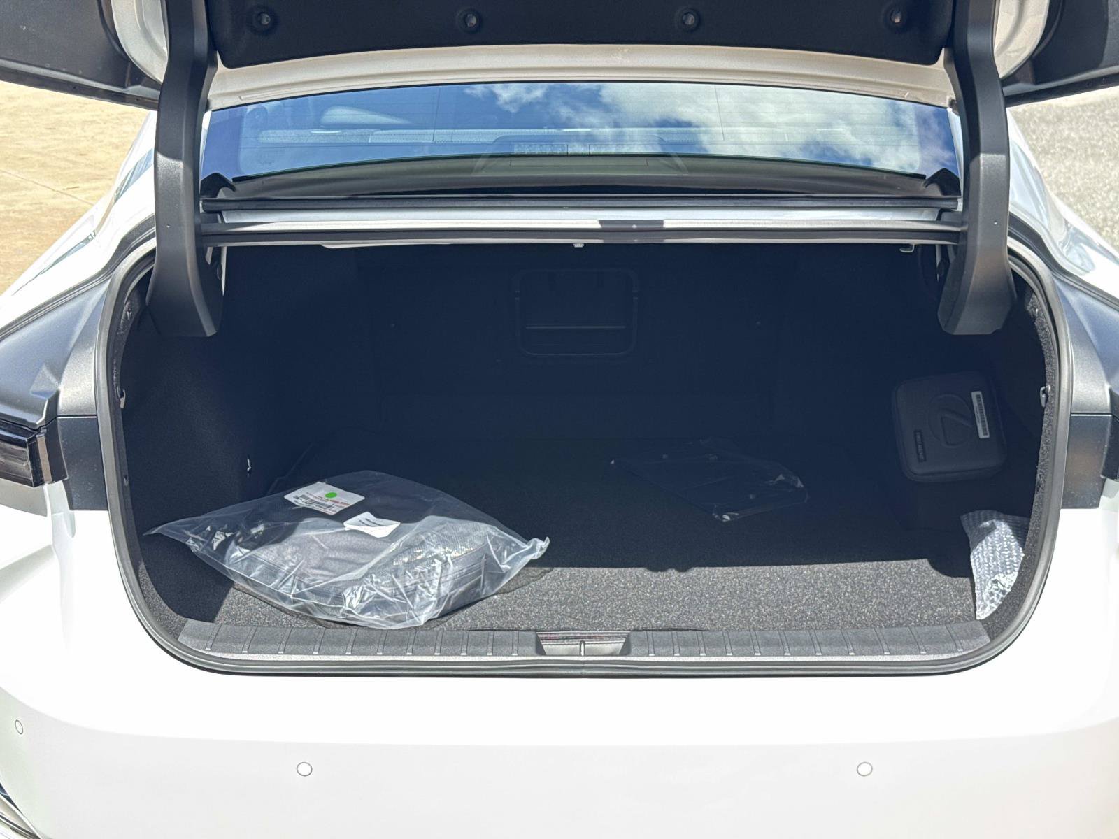 New 2026 Lexus ES 350e w/ Convenience Package FWD image 5