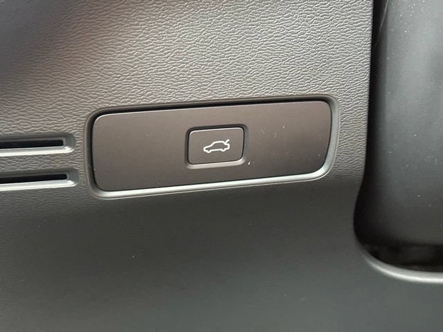 Certified 2025 Volvo XC40 B5 Plus AWD/4WD image 29