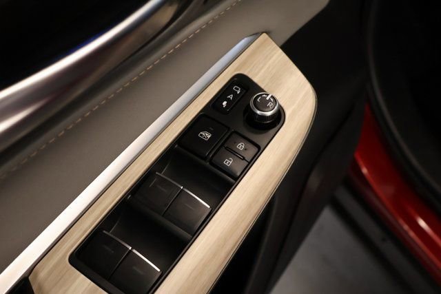 Used 2024 Toyota Venza Limited image 11