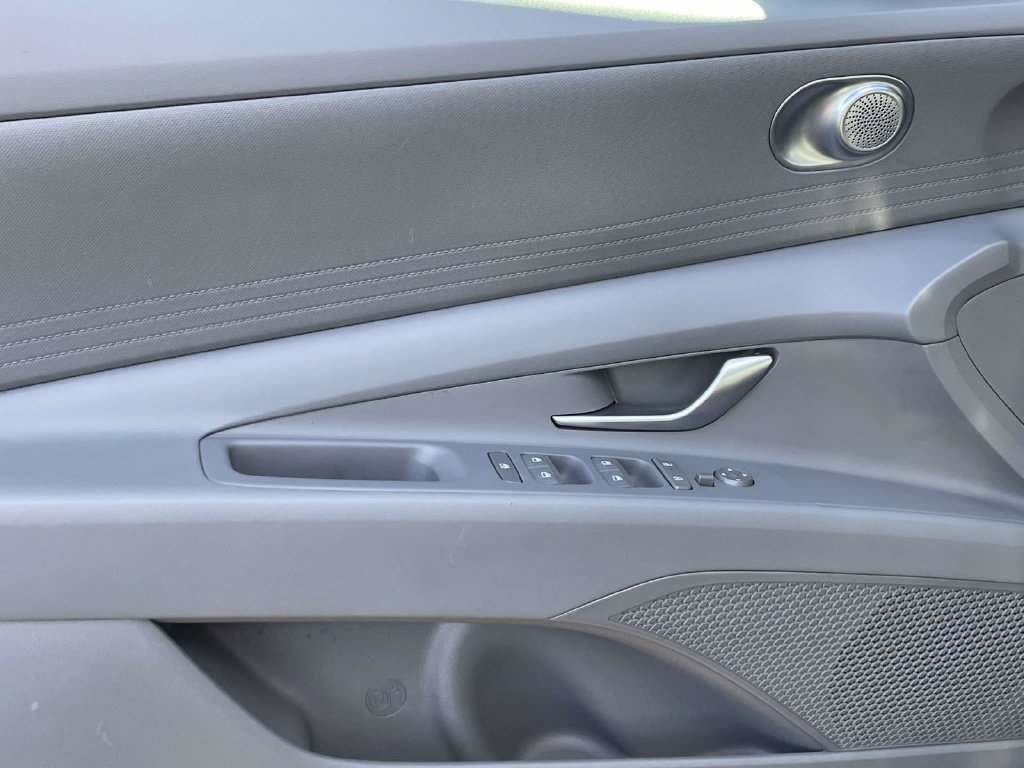 New 2025 Hyundai Elantra SE FWD image 13