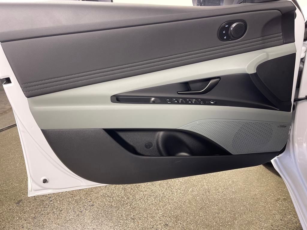 New 2025 Hyundai Elantra Limited image 19