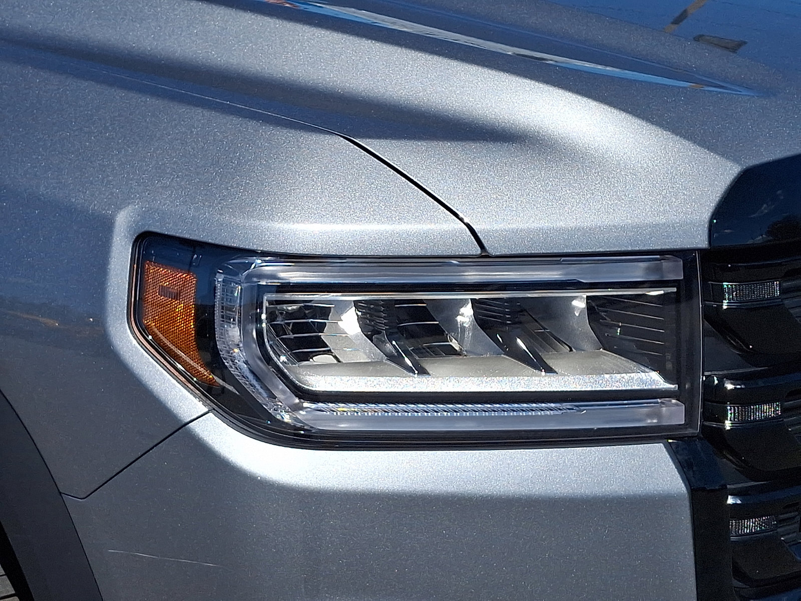 Used 2023 GMC Acadia SLT w/ Elevation Edition image 9