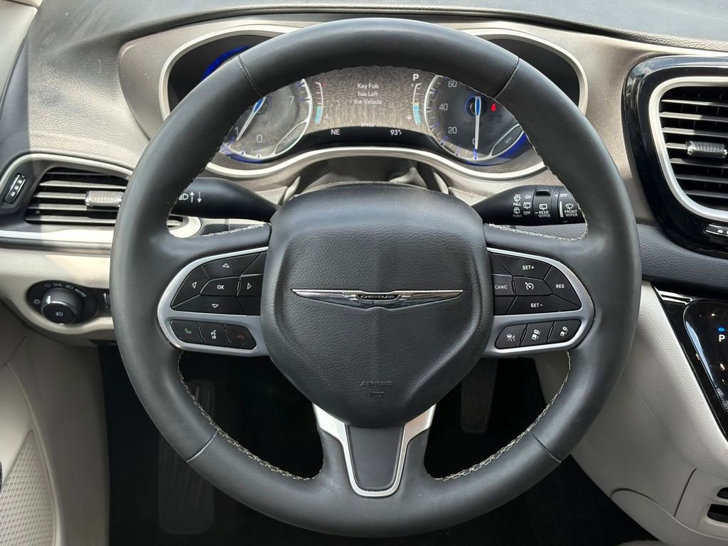 Used 2023 Chrysler Pacifica Touring-L FWD image 32