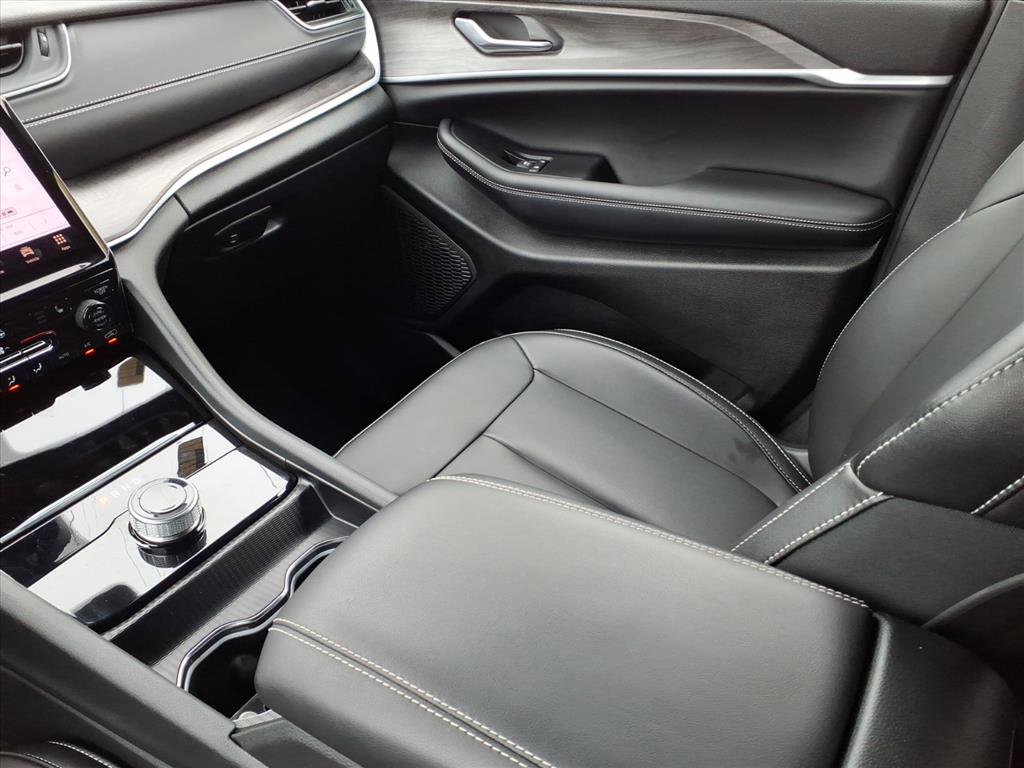 Used 2025 Jeep Grand Cherokee Limited image 19