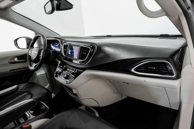 Used 2019 Chrysler Pacifica Touring-L FWD image 10
