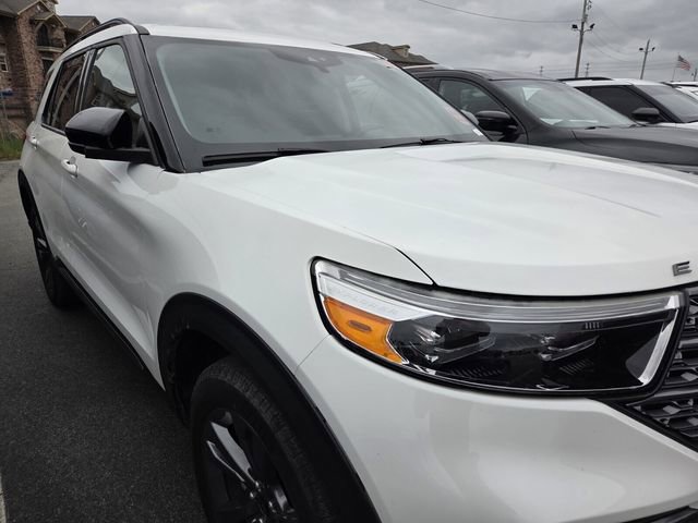 Used 2022 Ford Explorer XLT w/ Equipment Group 202A image 3
