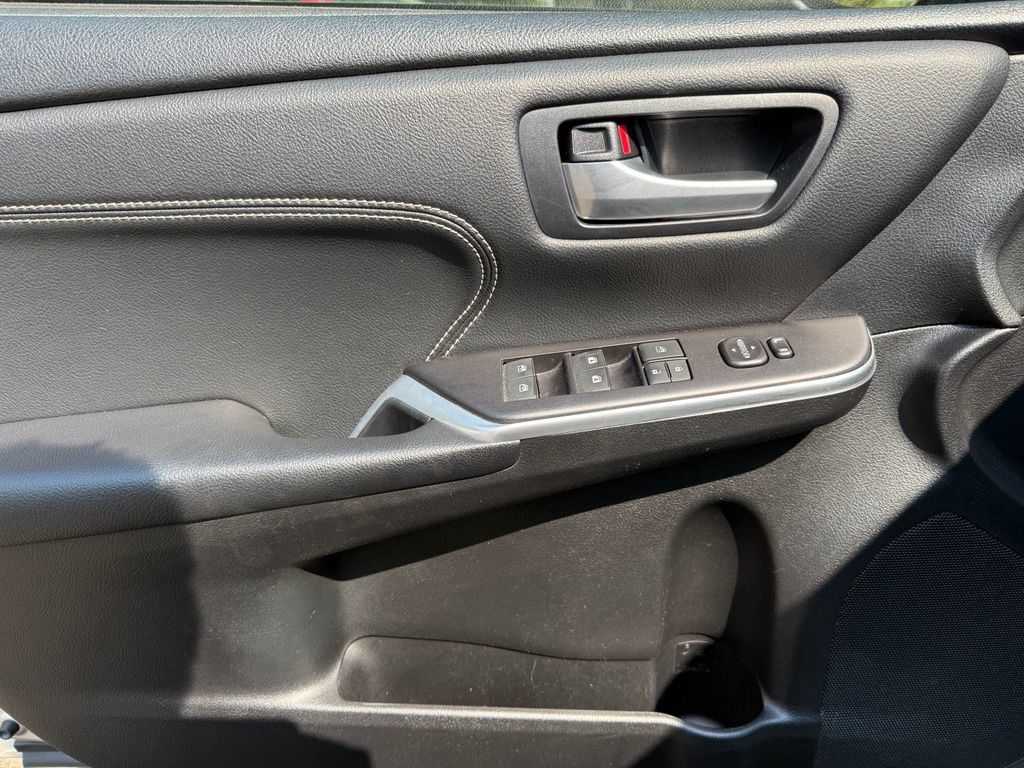Used 2016 Toyota Camry XLE w/ Moonroof Package FWD image 15