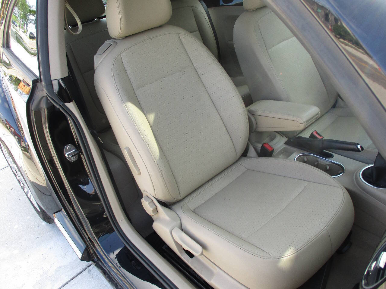 Used 2015 Volkswagen Beetle 1.8T FWD image 21