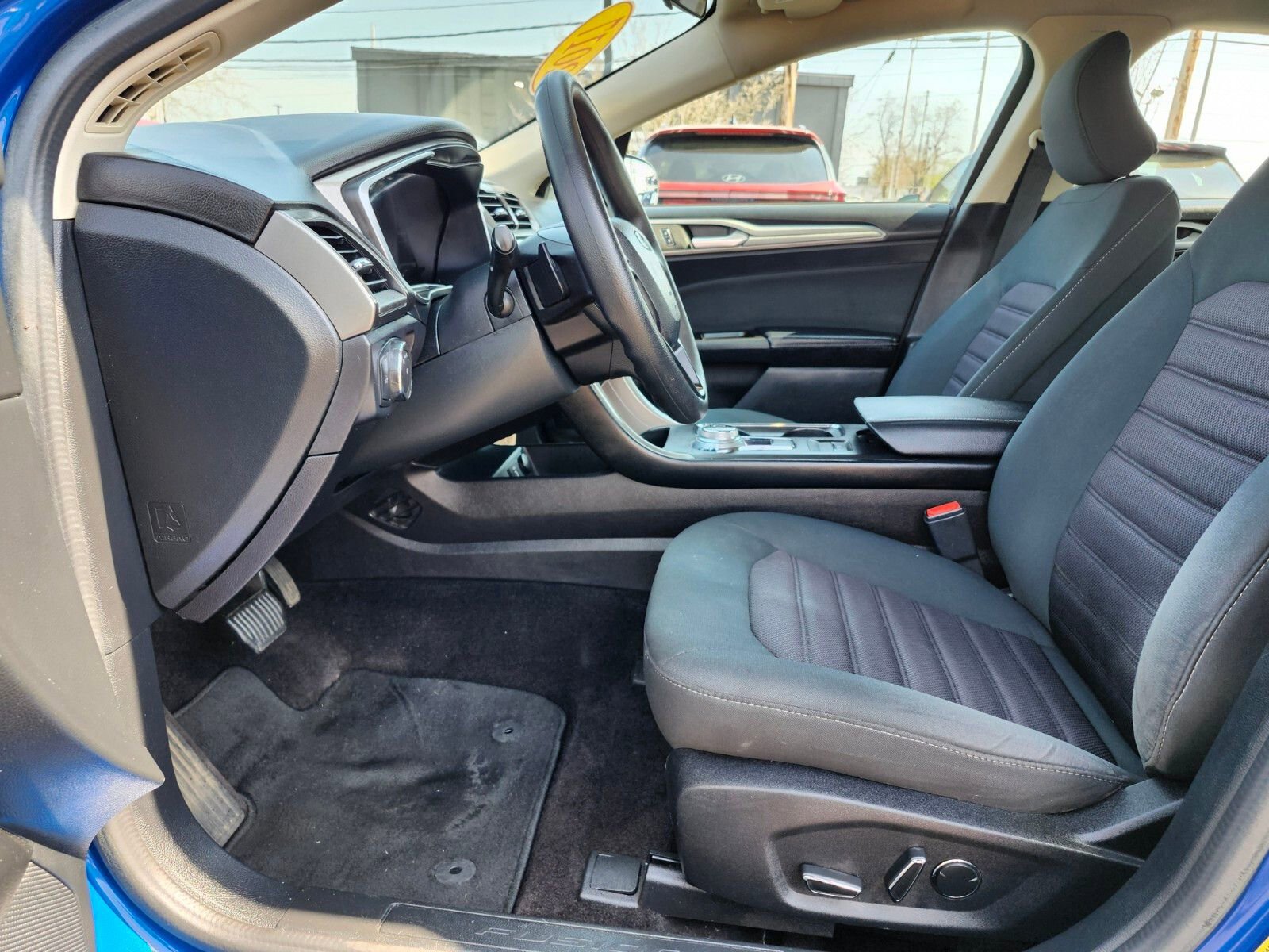 Used 2017 Ford Fusion SE w/ Fusion SE Technology Package FWD image 19