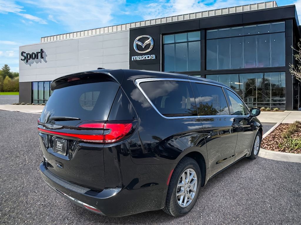 Used 2024 Chrysler Pacifica Touring-L image 3