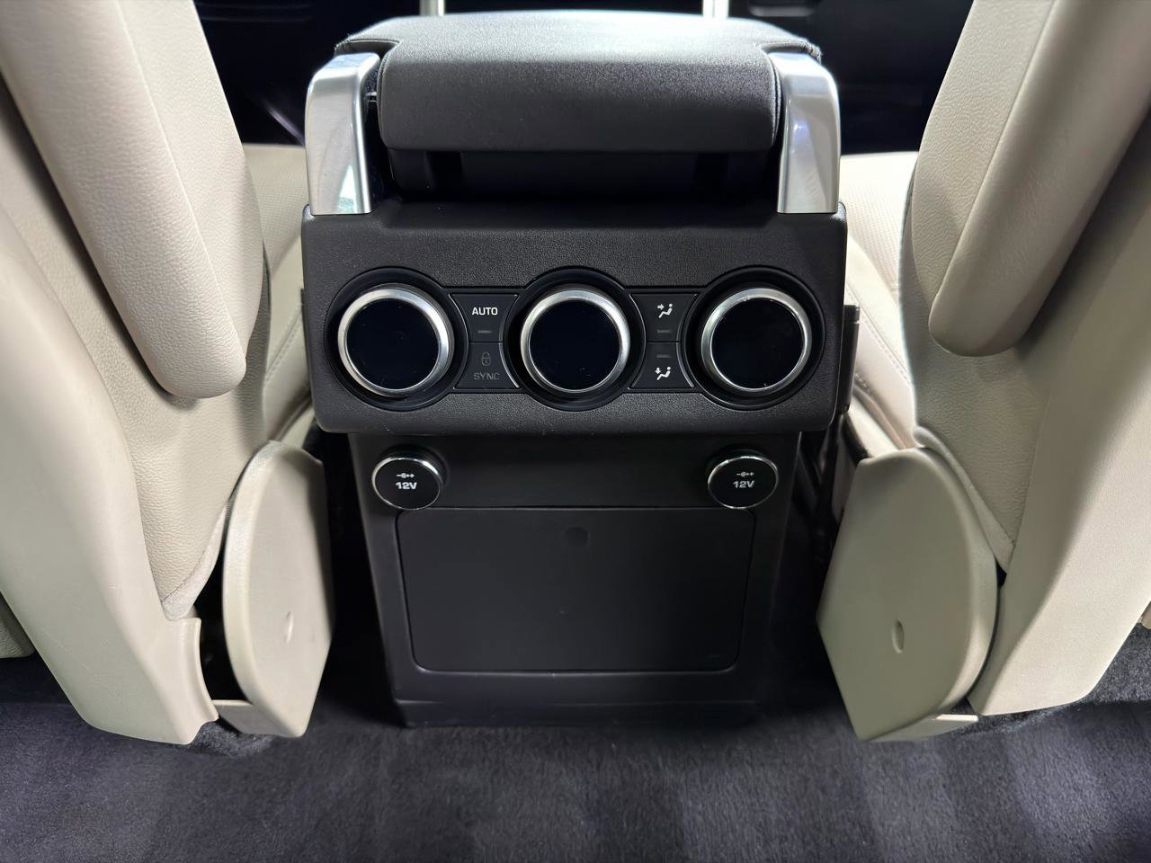 Used 2017 Land Rover Discovery HSE image 34