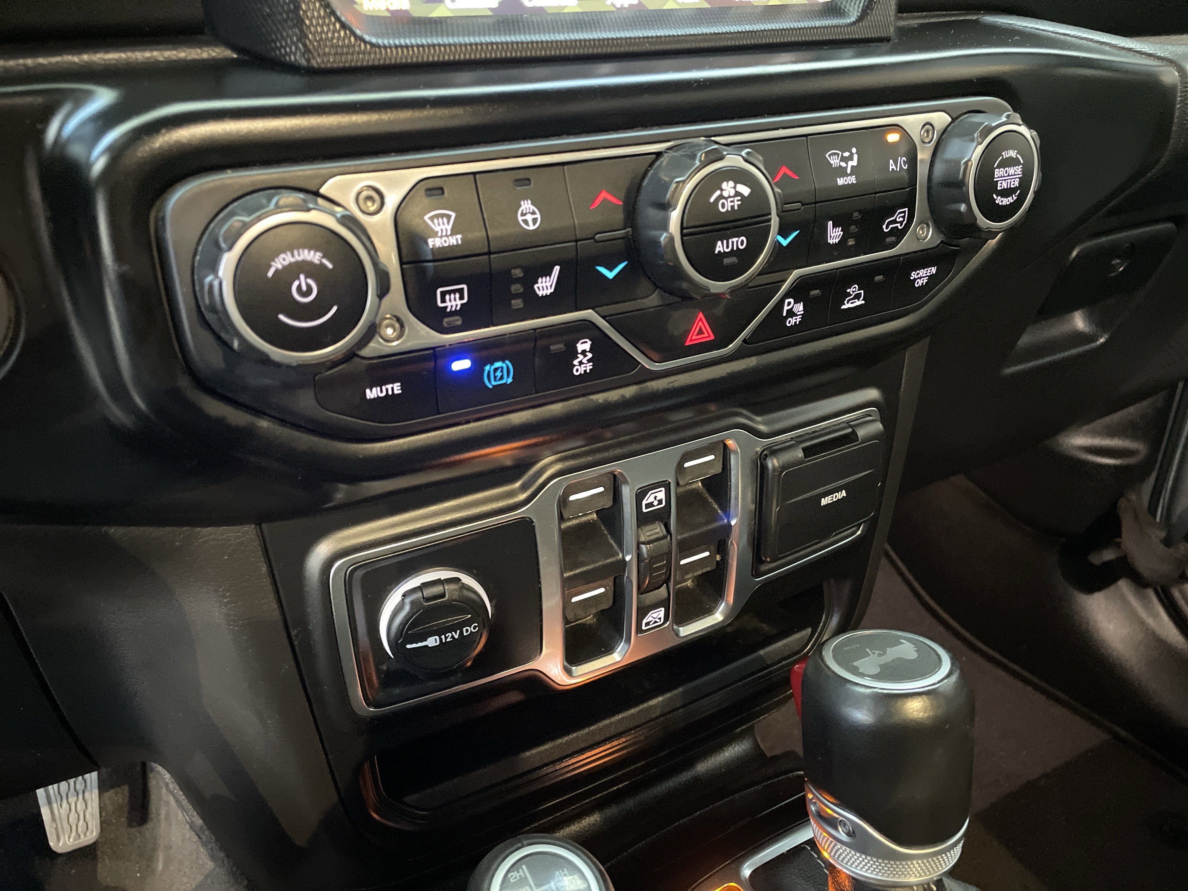 Used 2021 Jeep Wrangler Unlimited Sahara w/ Cold Weather Group AWD/4WD image 28
