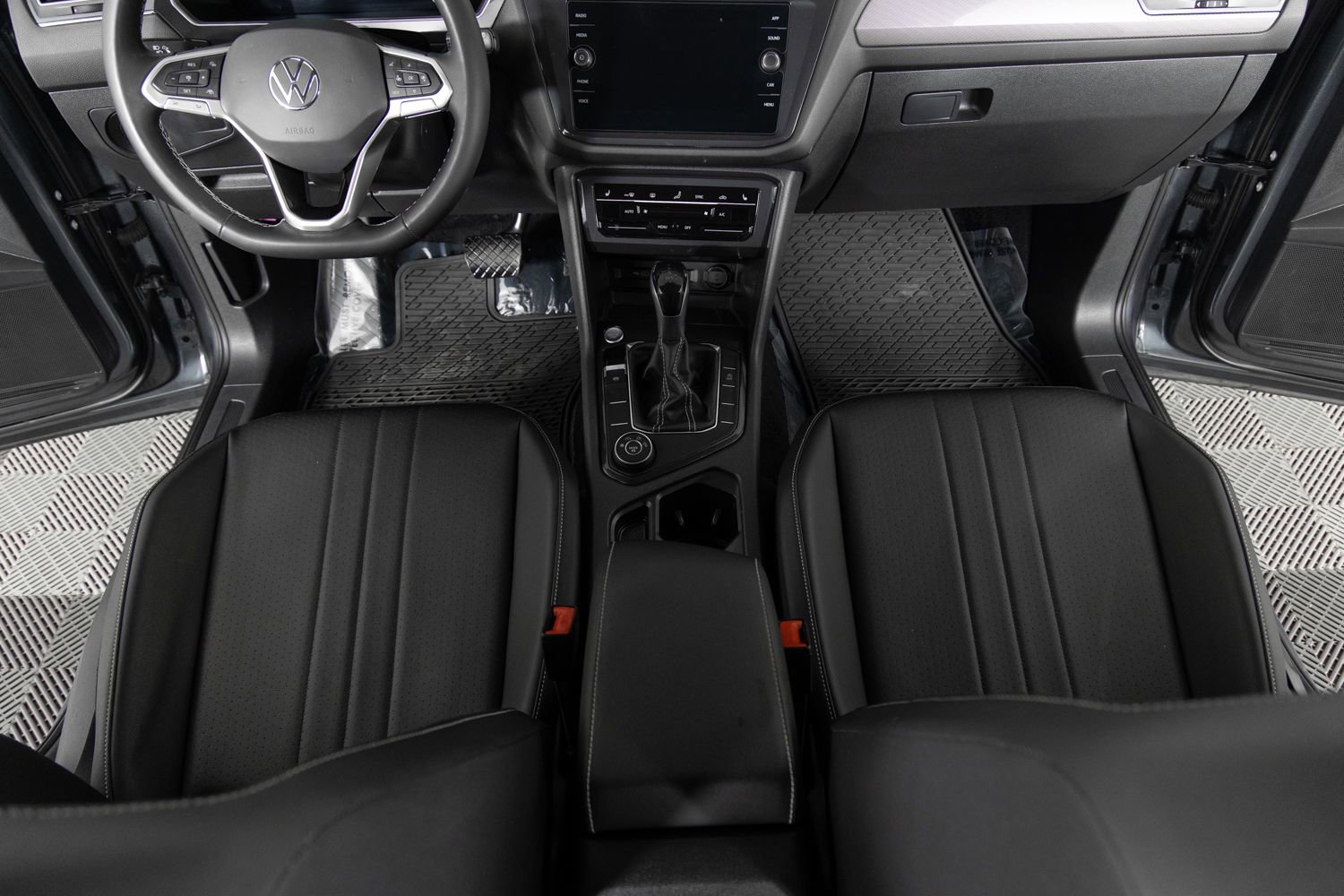 Used 2022 Volkswagen Tiguan SE AWD/4WD image 38