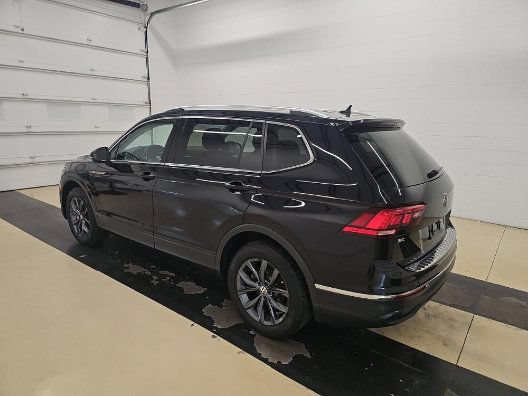 Used 2023 Volkswagen Tiguan SE w/ Panoramic Sunroof Package AWD/4WD image 3