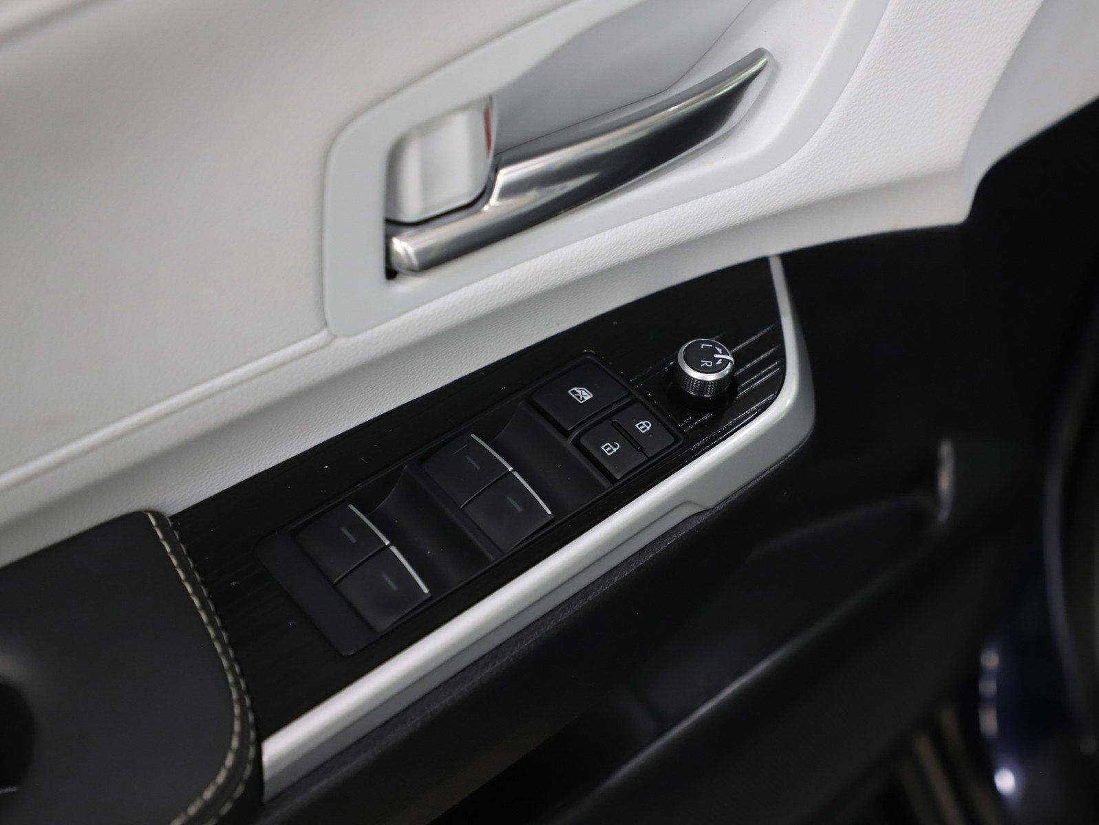 Used 2025 Toyota Sienna XSE image 21