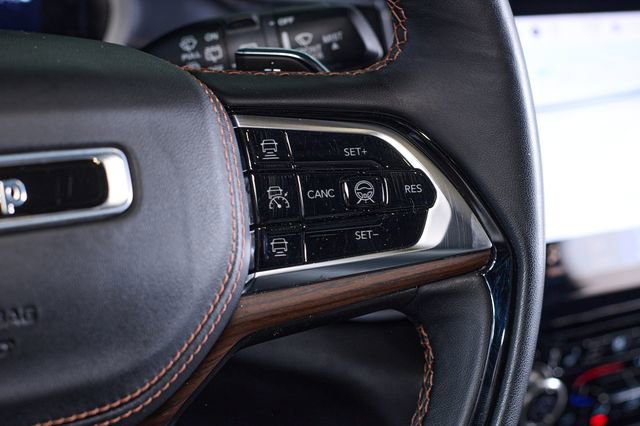 Used 2022 Jeep Grand Cherokee Summit w/ Luxury Tech Group V image 11