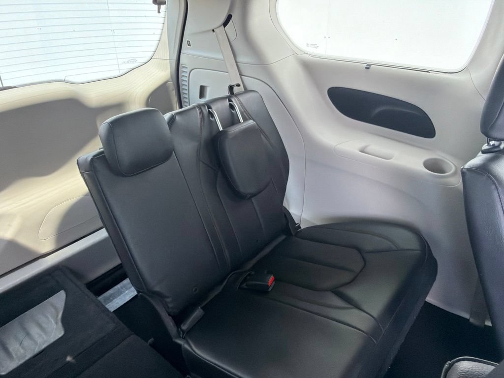 Used 2019 Chrysler Pacifica Touring-L FWD image 7