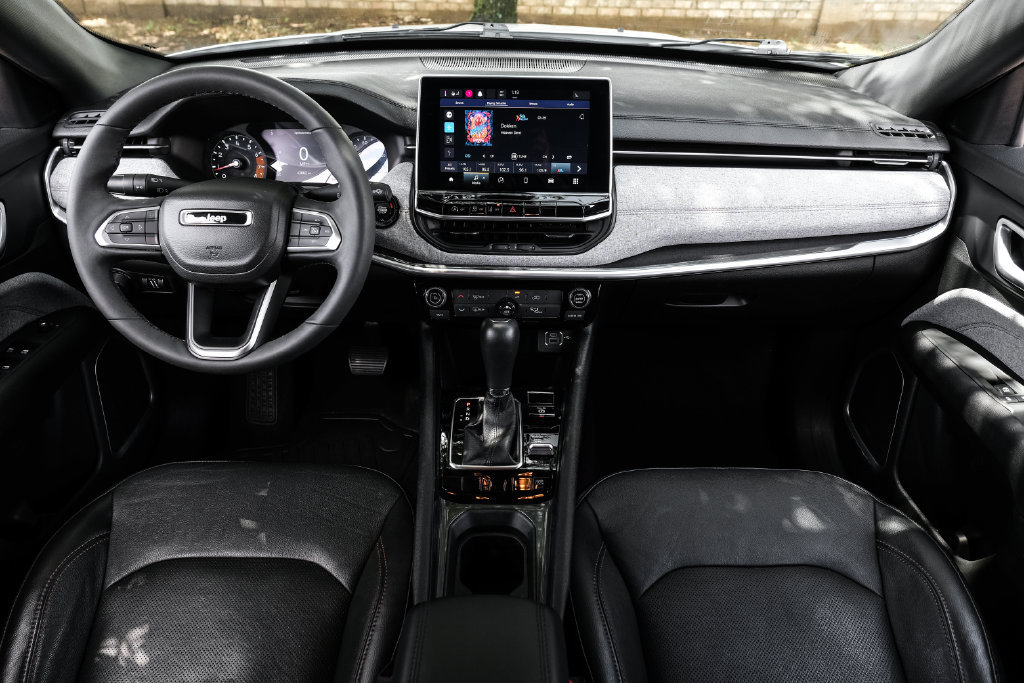 Used 2023 Jeep Compass Latitude AWD/4WD image 5