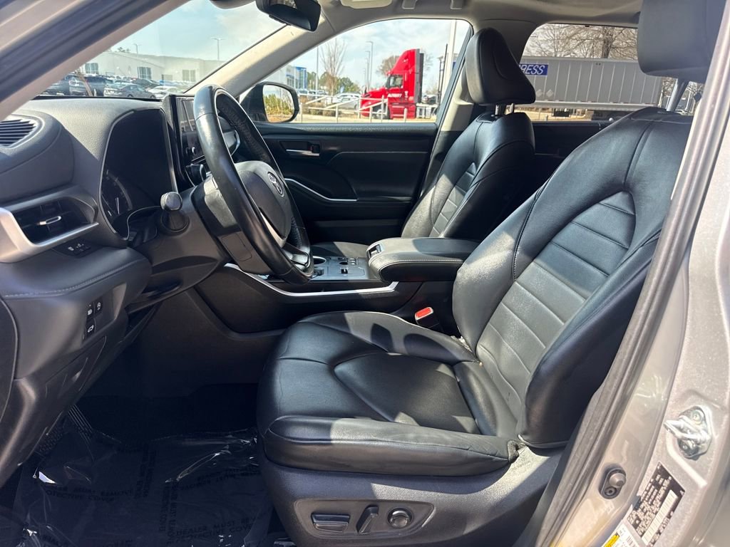 Used 2023 Toyota Highlander XLE image 13