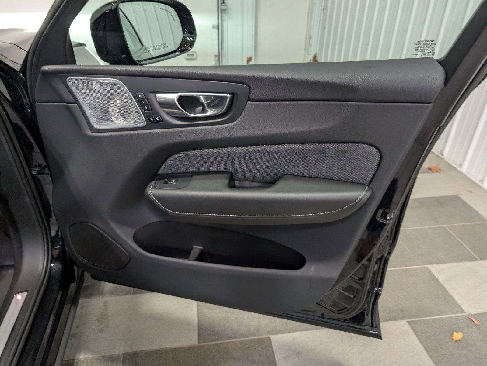 Used 2022 Volvo XC60 T8 R-Design w/ Advanced Package image 28