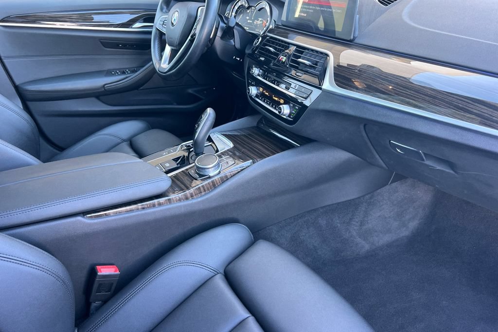 Used 2019 BMW 530e w/ Convenience Package RWD image 17