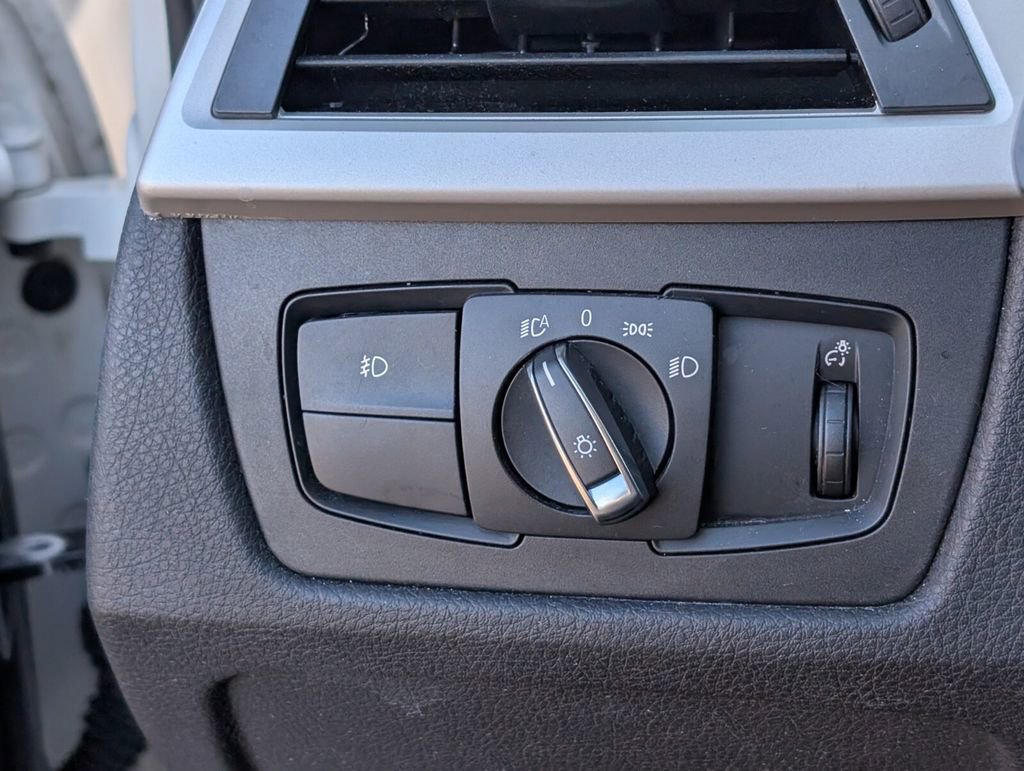 Used 2018 BMW 320i Sedan image 30