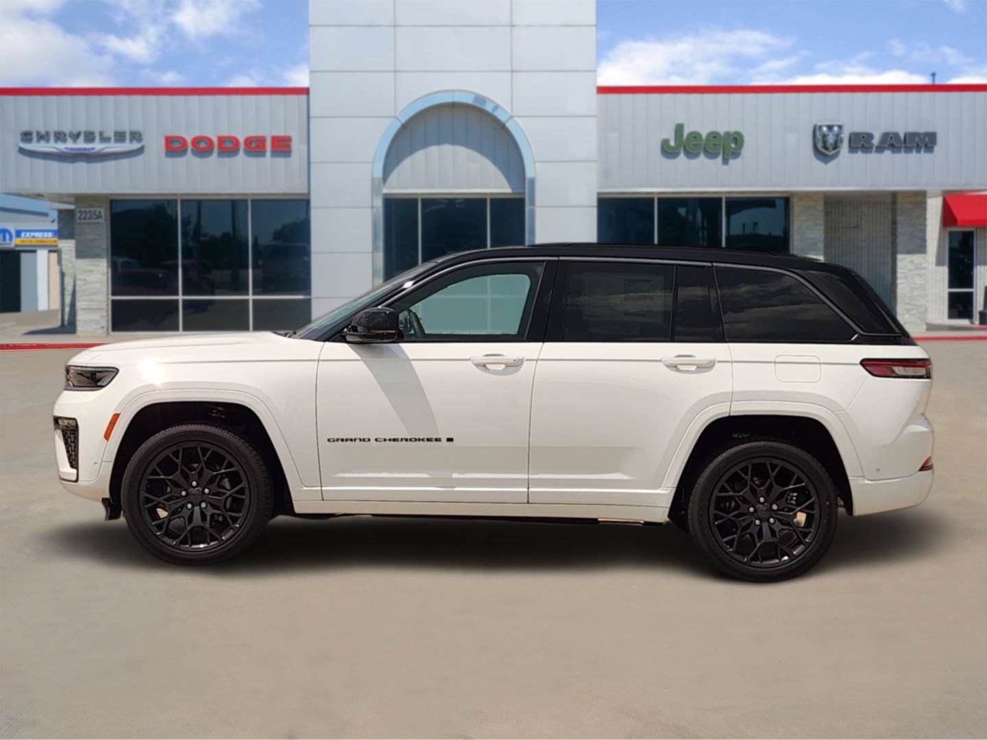 New 2026 Jeep Grand Cherokee Summit w/ Obsidian Package AWD/4WD image 3