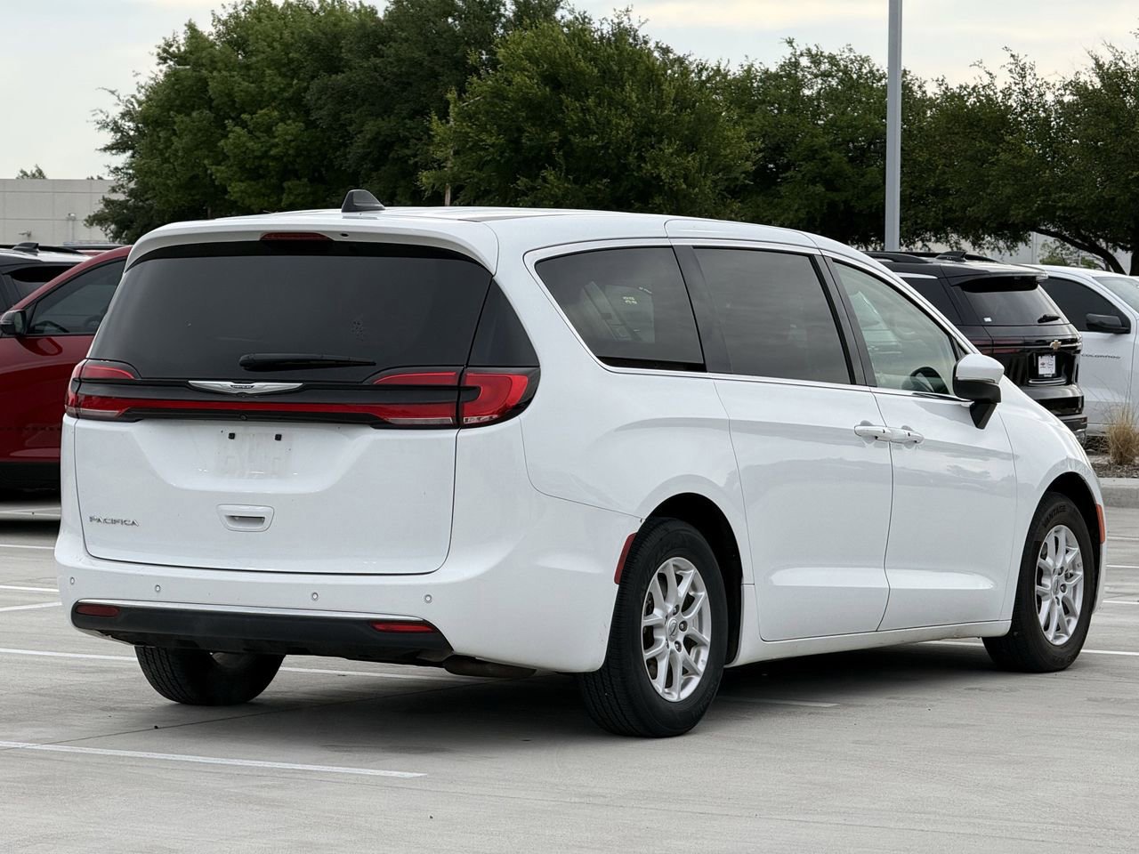 Used 2023 Chrysler Pacifica Touring-L FWD image 4