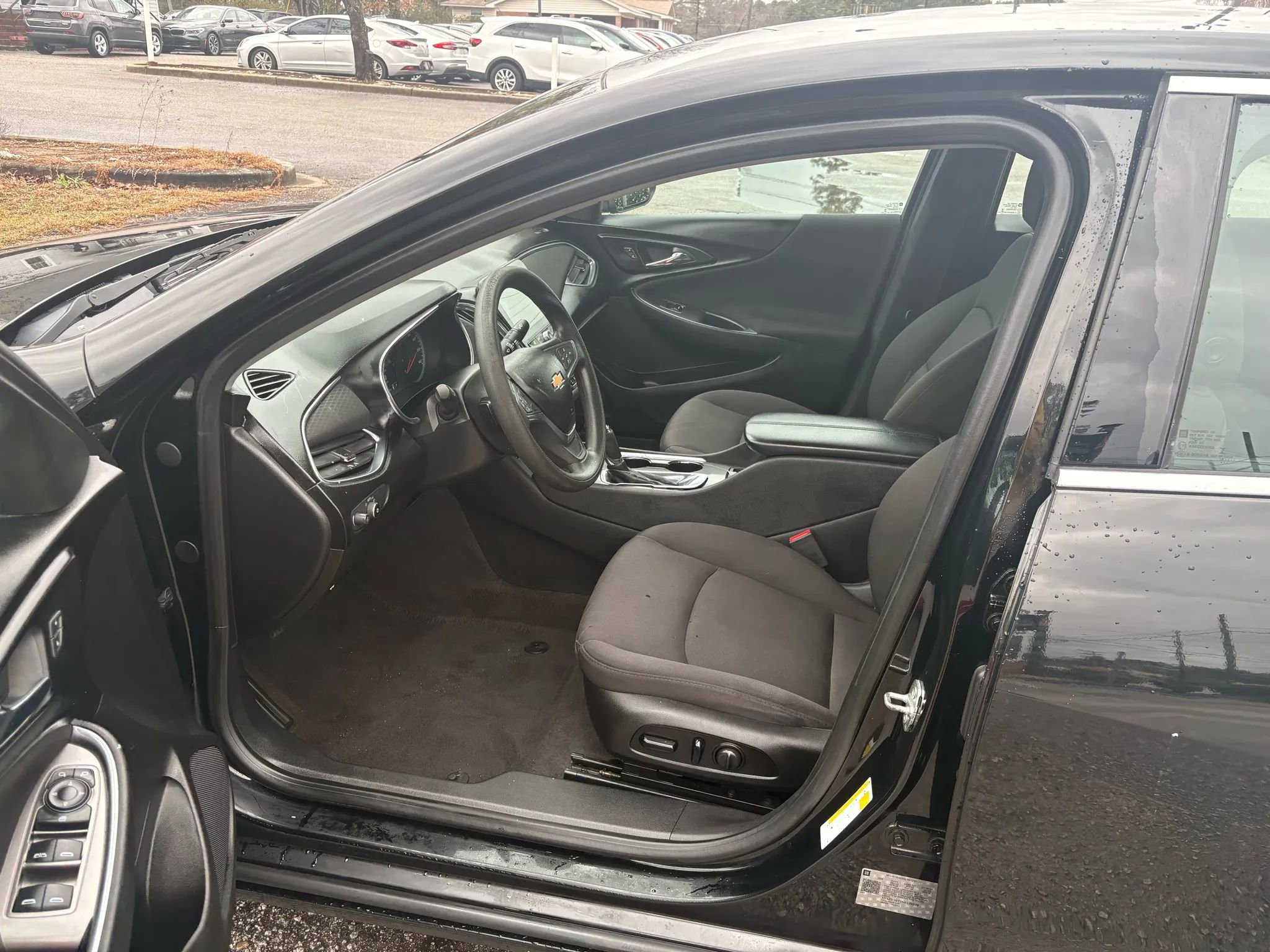 Used 2019 Chevrolet Malibu LT FWD image 2