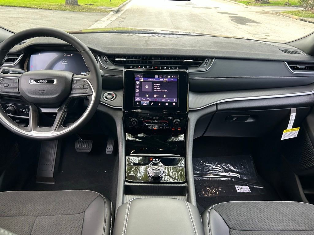 New 2025 Jeep Grand Cherokee Altitude image 10