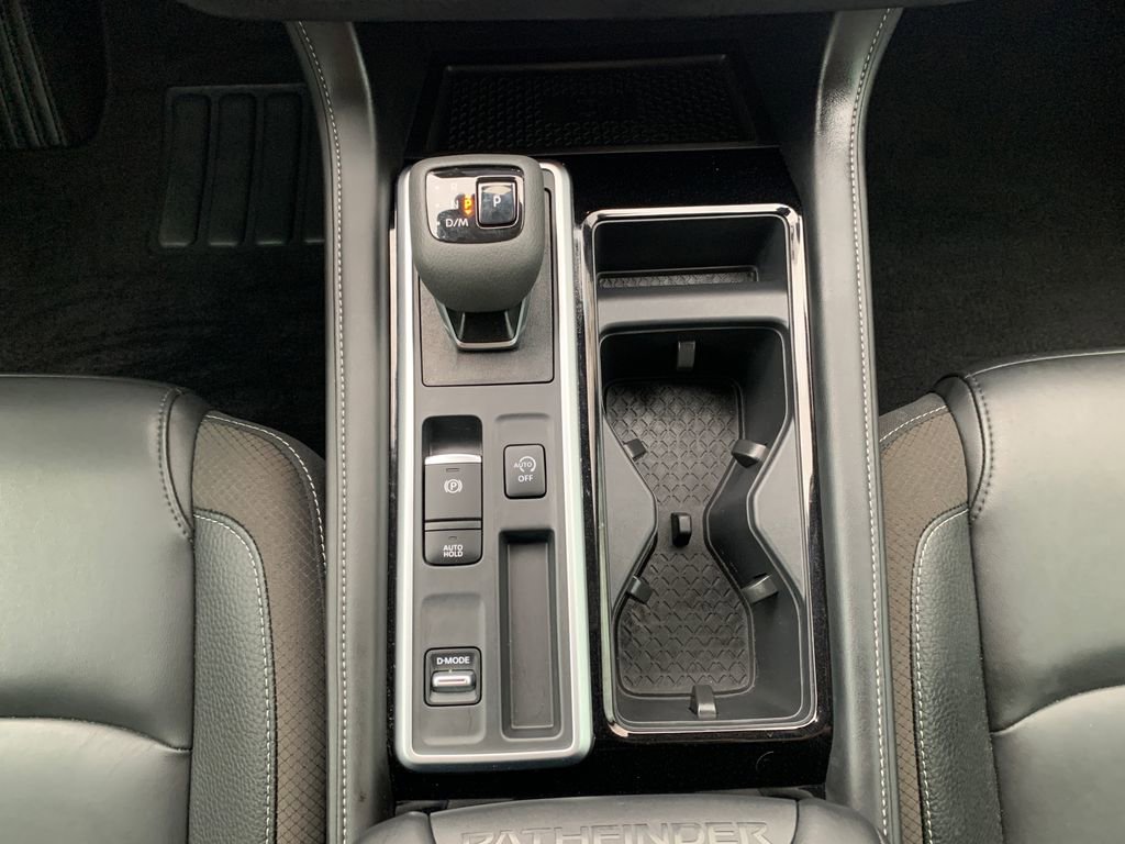 Used 2025 Nissan Pathfinder SL image 18