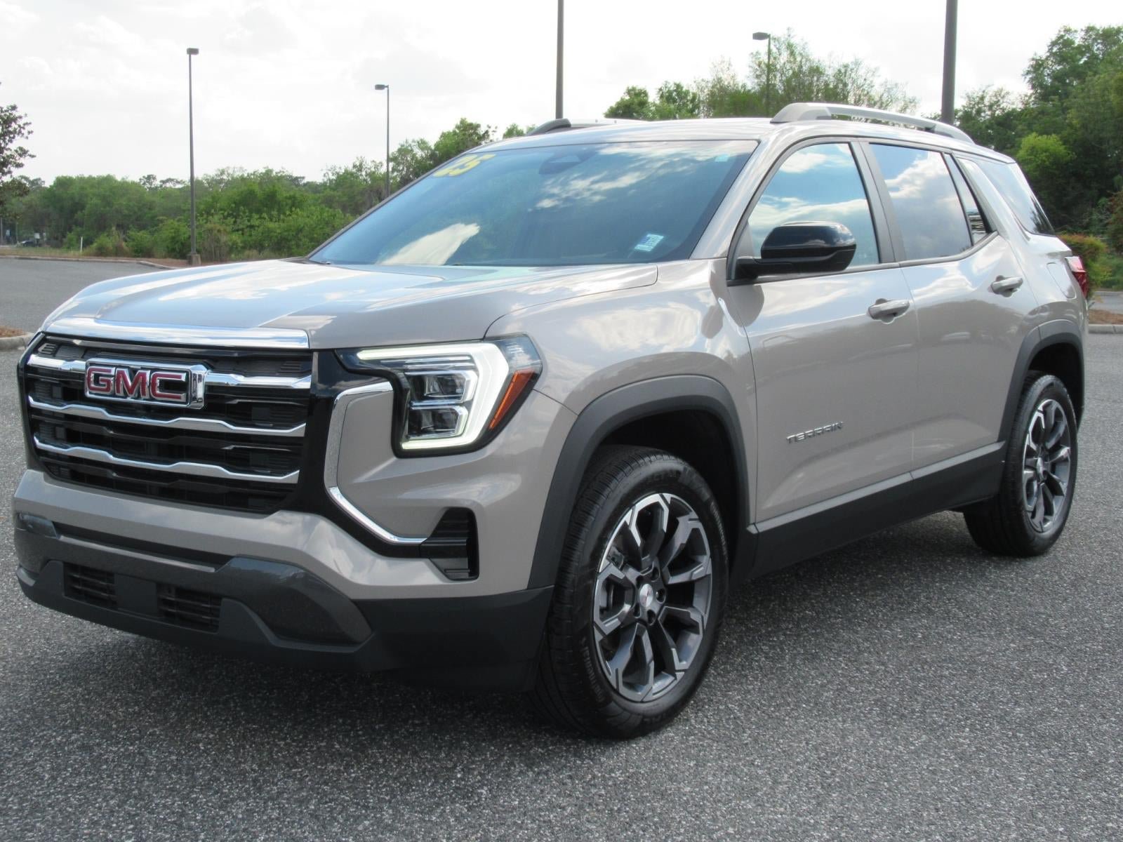 Used 2025 GMC Terrain Elevation w/ Elevation Premium Package AWD/4WD image 3